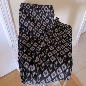 ✅Joe Fresh cool patterned leggings in grey  & black. Soft exterior/interior